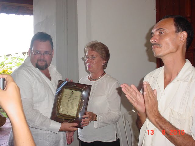 Alcalde Eulogio Mejia hace entrega de pergamino a Maria Elena Saenz